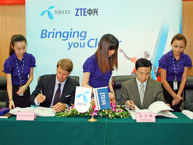 Anders Jensen, a Telenor és Shi Lirong, a ZTE vezérigazgatója a hálózatfejlesztési szerződés aláírásán