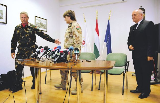 Benkő Tibor altábornagy, Dani Fruzsina főhadnagy és Hende Csaba honvédelmi miniszter a sajtótájékoztatón