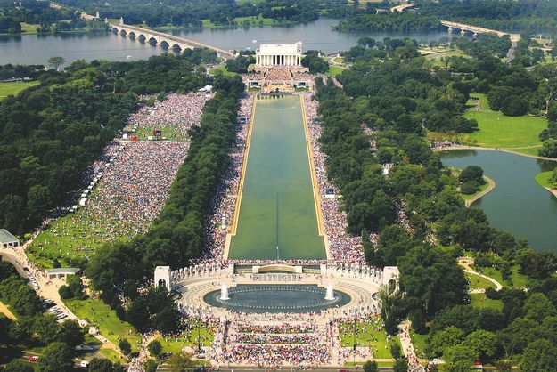 Tömeg a Lincoln-emlékmű és a Washington-emlékoszlop között