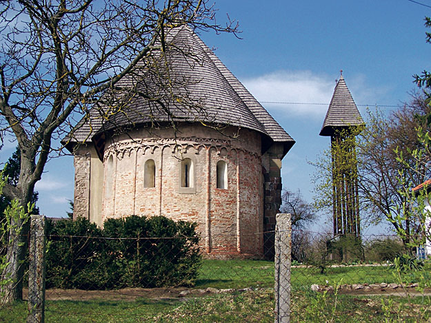 A román kori karcsai kerek templomhoz hasonló mindössze kettő van még az országban – rotundája a XI.–XII. században épült  – A szerző felvétele