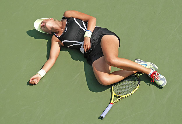 Játék közben összeesett Viktorija Azarenka. A tizedik helyen kiemelt fehérorosz játékos az argentin Gisela Dulko elleni, 32 fokos hőségben rendezett mérkőzés első játszmájában – szempontjából – 1:5-re állt, amikor néhány erőtlennek tetsző mozdulatot 