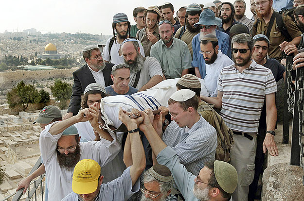 A Hamasz a tárgyalásokat akarta megzavarni – Az egyik izraeli áldozat temetése