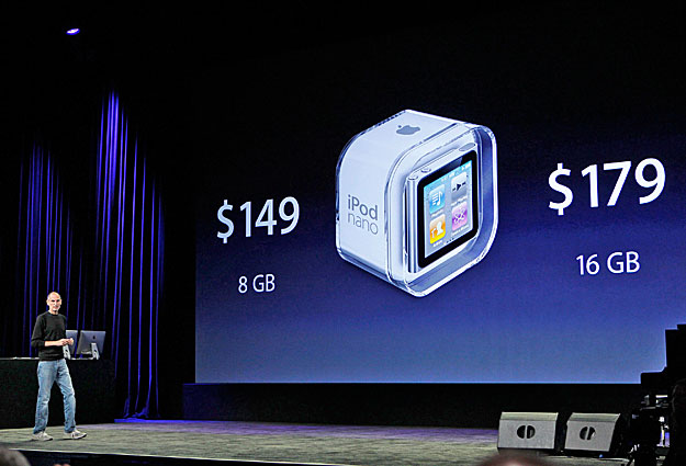 Steve Jobs bemutatja az új iPod nanót, ami kicsi maradt, mégis kapott érintő kijelezőt