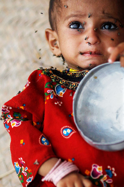 Megugrott a rizs ára is – Kisgyerek üres tányérral egy menekülttáborban