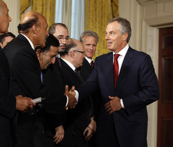 Blair közel-keleti állami vezetőket üdvözöl a washingtoni Fehér Házban