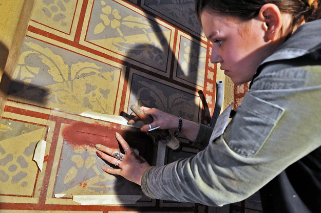 Most a királyi lépcsőházban restaurálják a díszítőfestést