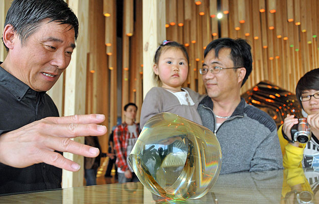 Kínai látogatók ismerkednek a Gömböccel