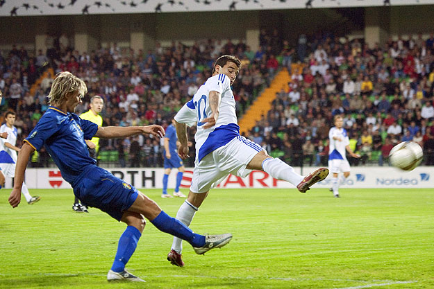 A jobbhátvéd Szavinov akcióban a finnek elleni pénteki mérkőzésen, amelyet a moldovaiak 2-0-ra nyertek