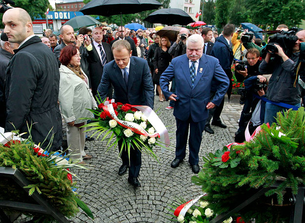 Lech Walesa volt államfő a gdanksi hajógyár előtt figyeli, ahogy Donald Tusk lengyel kormányfő csokrot helyez el a Szolidaritás alapításának 30. évfordulóján