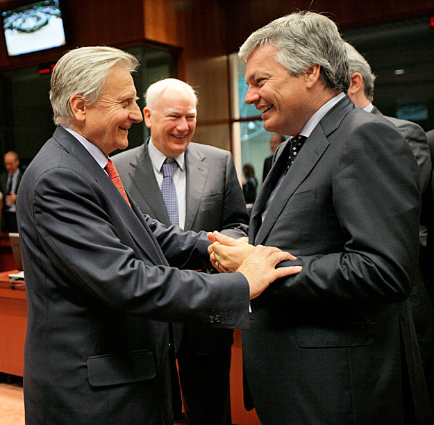 Jean-Claude Trichet (b) és Didier Reynerds belga pénzügyminiszter, a pénzügyminiszterek tanácsának (Ecofin) elnöke beszélgetnek az Ecofin uniós brüsszeli ülésének szünetében