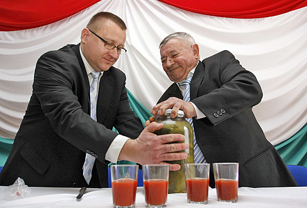 Idén márciusban Szepessy Zsolt (balra), Monok polgármestere mutatta be az Összefogás Párt miniszterelnök-jelöltjét, Szoboszlai Barnát. Stílszerűen egy uborkás üveget segít kinyitni neki