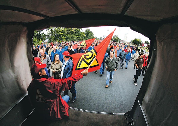 A VW-t védő törvényért tüntető dolgozók Wolfsburgban