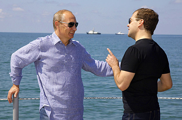 Putyin és Medvegyev: a kormányfőn nem nevetnek, legfeljebb vele