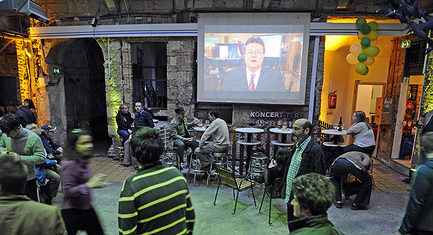 A közszolgálati tévé műsora a parlamenti választások éjszakáján