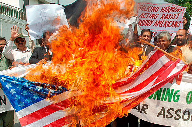 Pakisztáni ügyvédek amerikai zászlót égetnek, a gainsville-i terv elleni tiltakozásul
