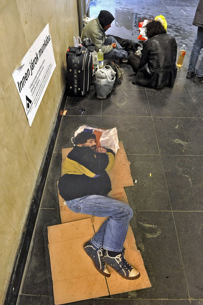Művészet és valóság – A problémára már felhívták a figyelmet. A hajléktalant ábrázoló matrica a Deák téri aluljáróban Forgács Simon diplomamunkája
