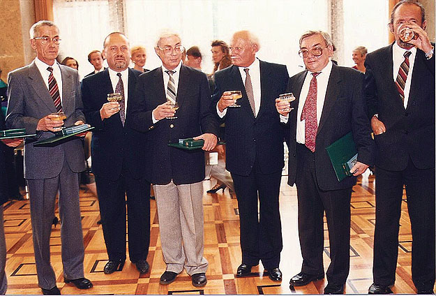 Az egykori diákok magyar kitüntetést vesznek át Göncz Árpád köztársasági elnöktől Moszkvában 1993. június 21-én
