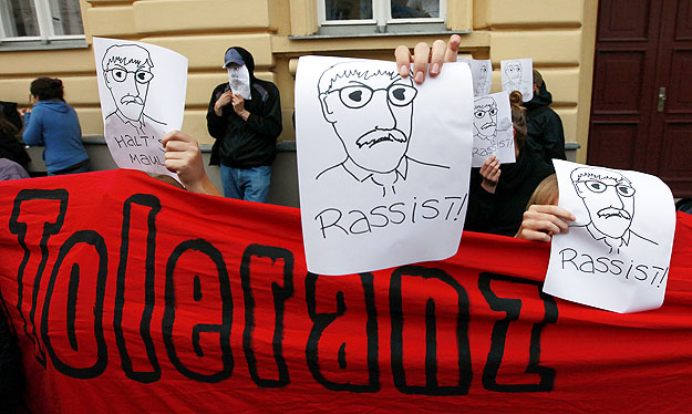 Tüntetők Sarrazin portréjával