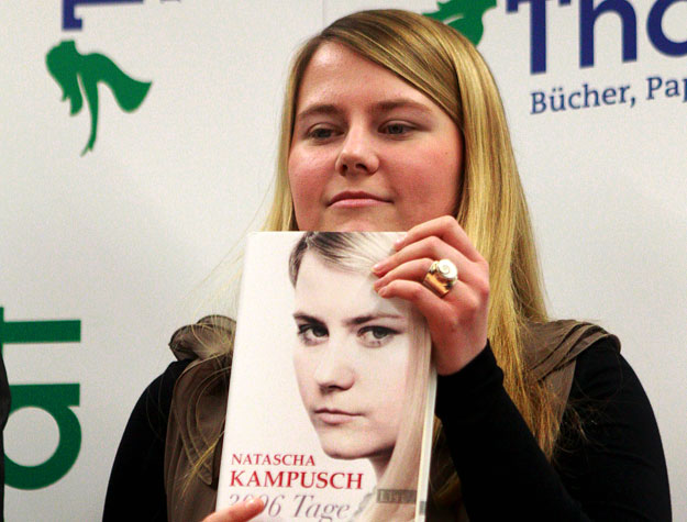 Az osztrák lány saját könyvével