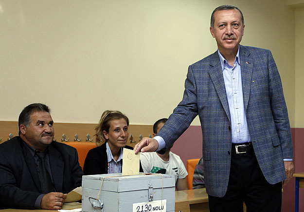 Erdogan egy isztambuli szavazóhelyiségben