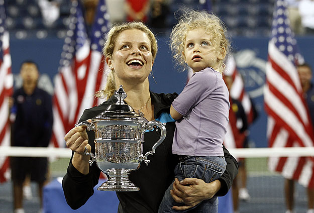 Kim Clijsters másodszor mutatja Jada lányának a US Open serlegét 