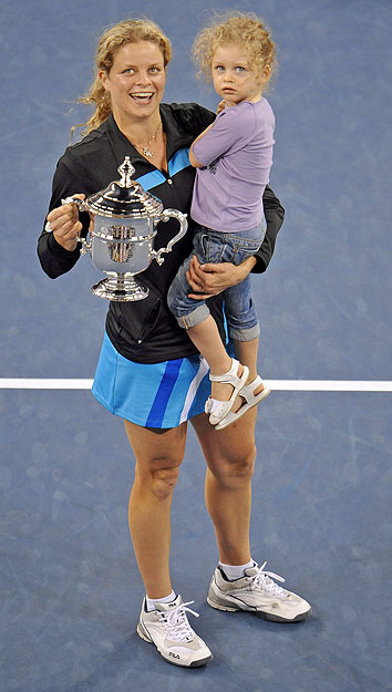 Clijsters kupájával, kislányával