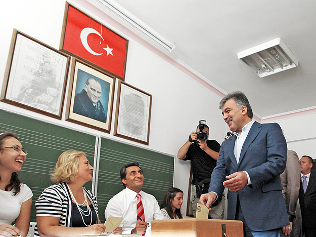 Abdullah Gül elnök leadja voksát