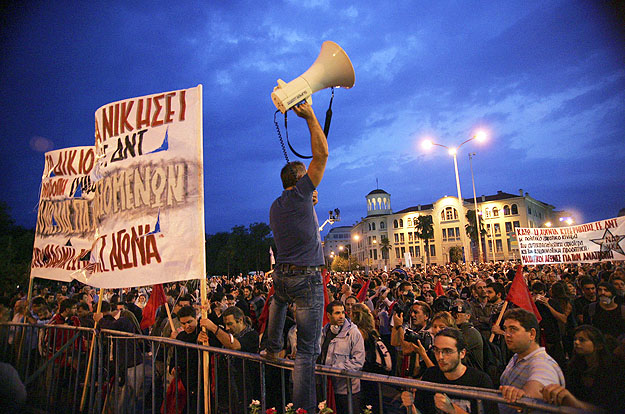 Tüntetők a nemzetközi vásár bejárata előtt