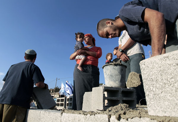 Néhány telepes a moratóriumot megszegve is építkezik egy Hebron közeli településen