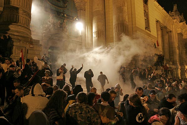 2006. szeptember 18.-án a miniszterelnök ellen tüntető Kossuth téri tömegből több ezren vonultak át az MTV szabadság téri székházához, melyet megostromoltak