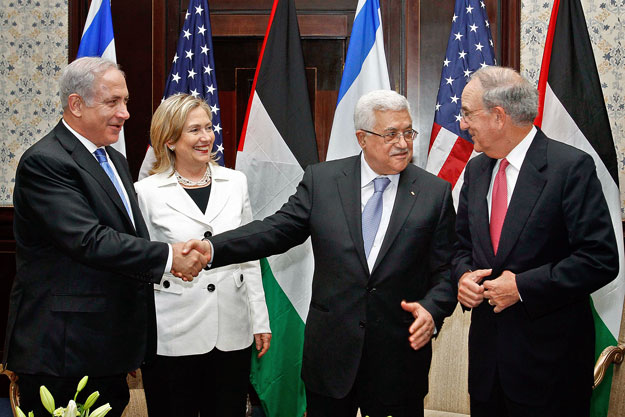 Egyiptomi nyitány: Benjamin Netanjahu izraeli kormányfő, Hillary Clinton, Mahmud Abbasz, a Palesztin Hatóság elnöke és George Mitchell, az amerikai elnök közel-keleti különmegbízottja a tárgyalások kezdetén.