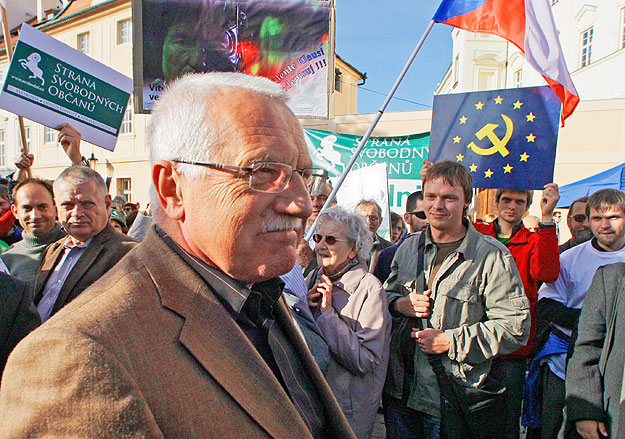 Václav Klaus 2009-ben a Szabad Polgárok Pártjának (SSO) a  lisszaboni szerződést ellenző tüntetésén Prágában