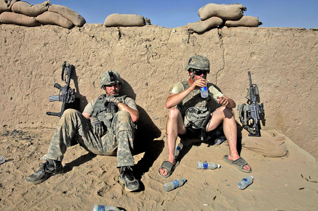 Amerikai őrposzt az afganisztáni Kandahártól északra. Dollárt fial minden csepp víz a hadsereg beszállító cégeinek