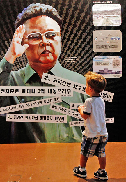 Az észak-koreai vezető, Kim Dzsong Il portréja a szöuli háborús emlékmúzeumban. A fiatalabbak már nem hallgatnak rá