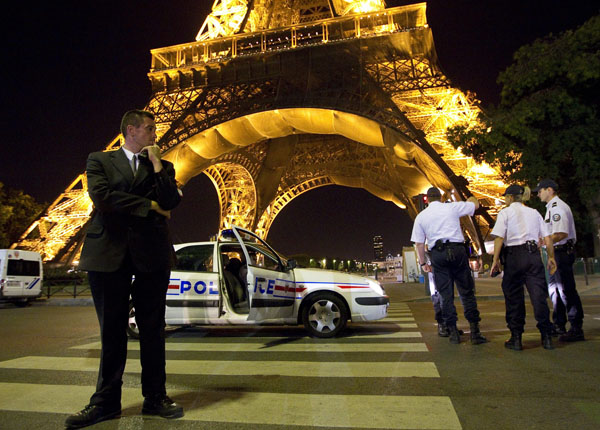 Párizs, 2010. szeptember 15.

Rendőrök zárják körül az Eiffel-tornyot Párizsban 2010. szeptember 14-én, miután bombariadó miatt kiürítették a környéket, egy ismeretlen telefonáló által megnevezett bombatámadás célpontját. (MTI/EPA/IAN LANGSDON)