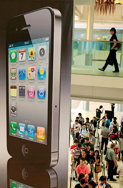 Customers wait in line for the launch of the new iPhone 4 provided by Smartone in Hong Kong July 29, 2010. 