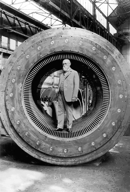 Bláthy Ottó Titusz a legnagyobb turbógenerátor állórészében, 1930 körül