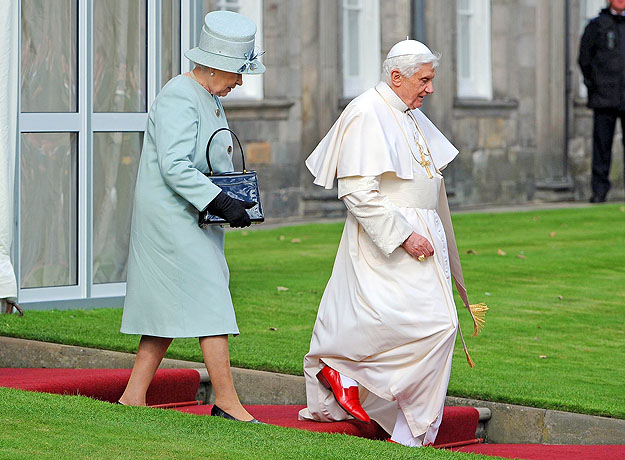 II. Erzsébet királynő vendégével, XVI. Benedek pápával 2010-ben