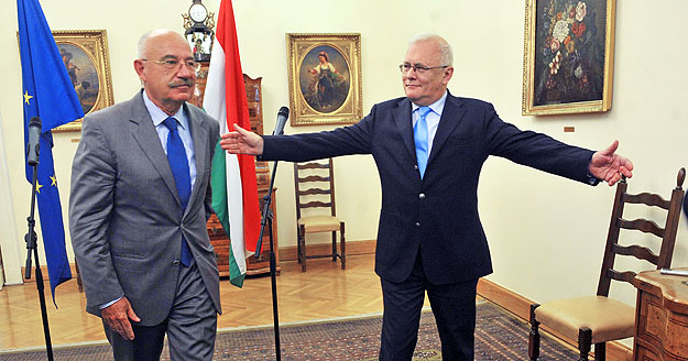 2010. május 31.: átadás-átvétel a Külügyben, balra az új miniszter, Martonyi János, jobbra a távozó Balázs Péter