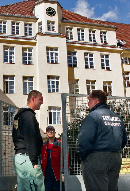 Már rend van: biztonsági őr a Rütli iskola előtt
