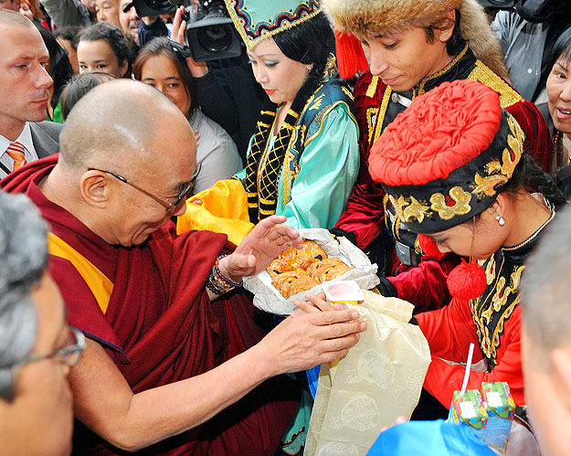 Finomságokkal várták Budapesten a XIV. dalai lámát