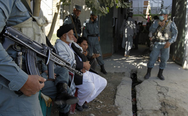 Rendőrök egy kabuli szavazóhelyiség előtt