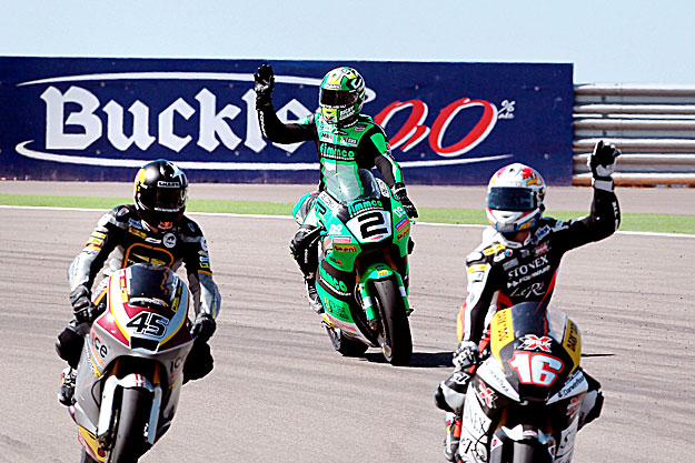 Teruel, 2010. szeptember 19.
A Moto2 géposztályban versenyző TALMÁCSI Gábor, a Fimmco Speed Up csapat magyar versenyzője (k) ünnepel, miután harmadik helyen érkezett a célba a gyorsasági motoros világbajnokság Aragónia Nagydíján a terueli Motorland 