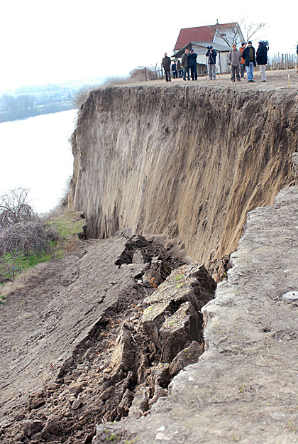Dunaszekcső, 2008. február: löszfalomlás a Várhegyen