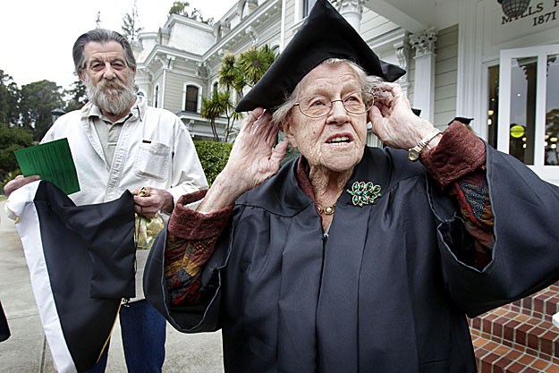 94 évesen is lehet diplomát átvenni, mint ahogy azt Hazel Soares teszi Kaliforniában