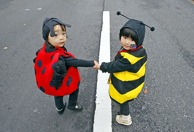 Halloween-ünnepre beöltözött gyerekek Tokióban