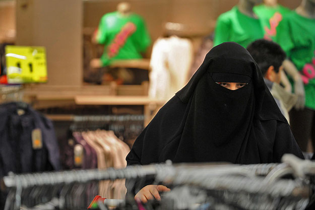 Nikábot viselő nő a franciaországi Leers egyik szupermarketjében