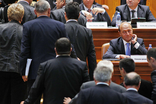 Kivonuló szociáldemokrata ellenzék Traian Basescu mellett a román parlamentben. Az elnök arról beszélt, hogy Románia már túl van a gazdasági válság mélypontján, de a szociális válságból még nem sikerült kilábalnia