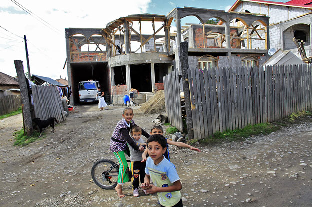 Játszadozó gyerekek egy Bukaresthez közeli faluban
