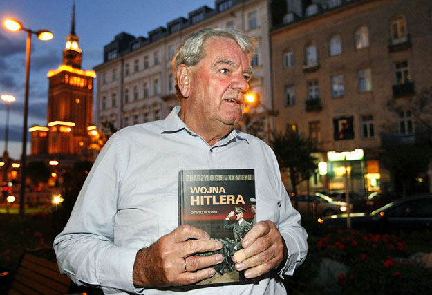 David Irving Varsóban. Lenácizza az őt korlátozókat a náciimádó brit szerző